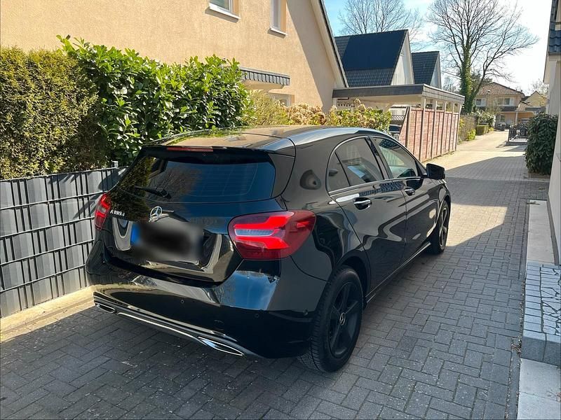 Gebraucht Mercedes A180 109 PS (80 kW) 2015 Schwarz Kleinwagen