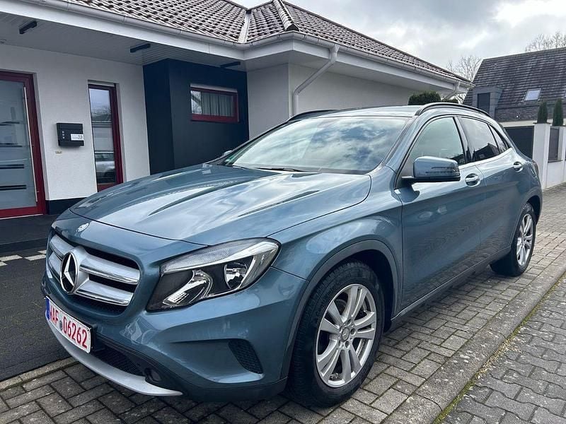 Gebraucht Mercedes GLA200 136 PS (100 kW) 2015 Blau SUV