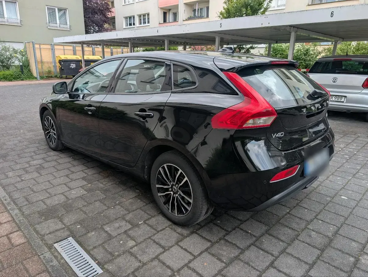 Usata Volvo V40 Momentum 120 CV (88 kW) 2016 Nero Berlina
