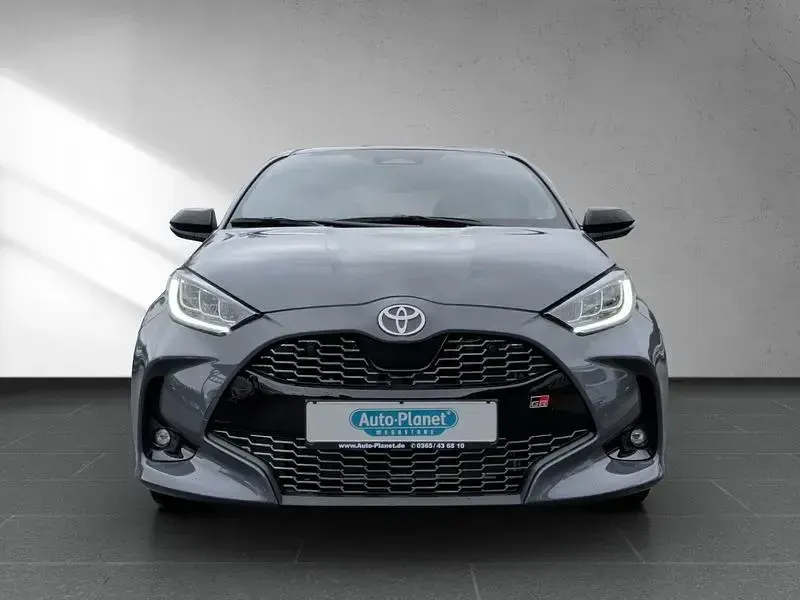Neu Toyota Yaris Sport 131 PS (96 kW) 2026 Grau Kleinwagen