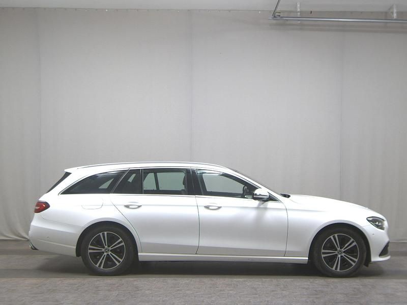 Weiss Gebraucht 2023 Mercedes E220 Avantgarde Limousine | 28.980 € (Superpreis) - Bild 1/4