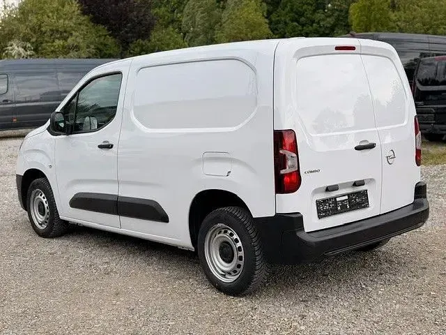 Używany Opel Combo 102 KM (75 kW) 2023 Biały Minivan