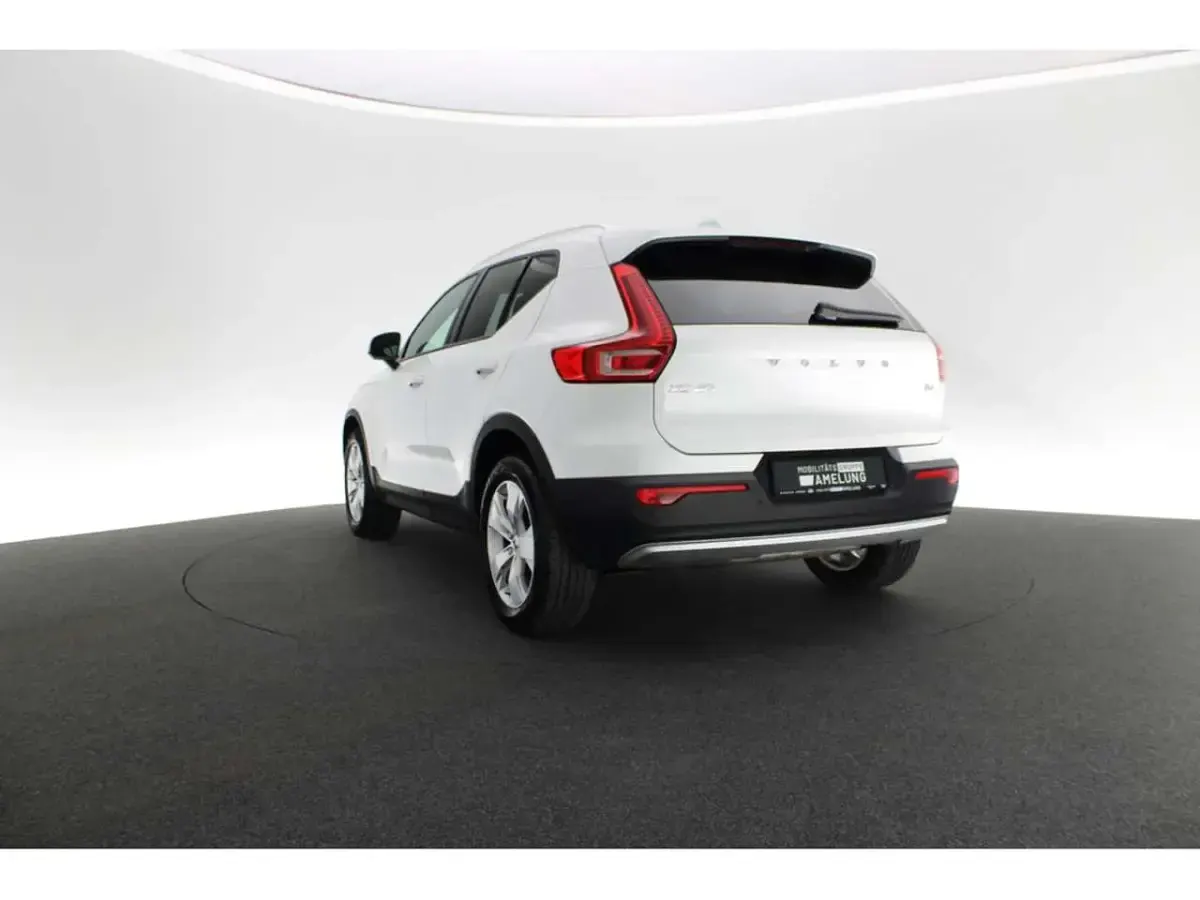 Gebraucht Volvo XC40 Momentum 197 PS (144 kW) 2020 Weiß SUV