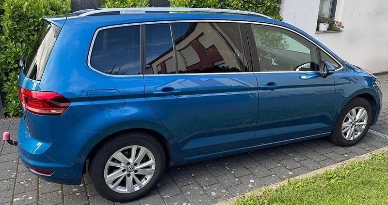 Blau Gebraucht 2019 VW Touran Comfortline Van / Kleinbus | 21.800 € (Fairer Preis) - Bild 1/4