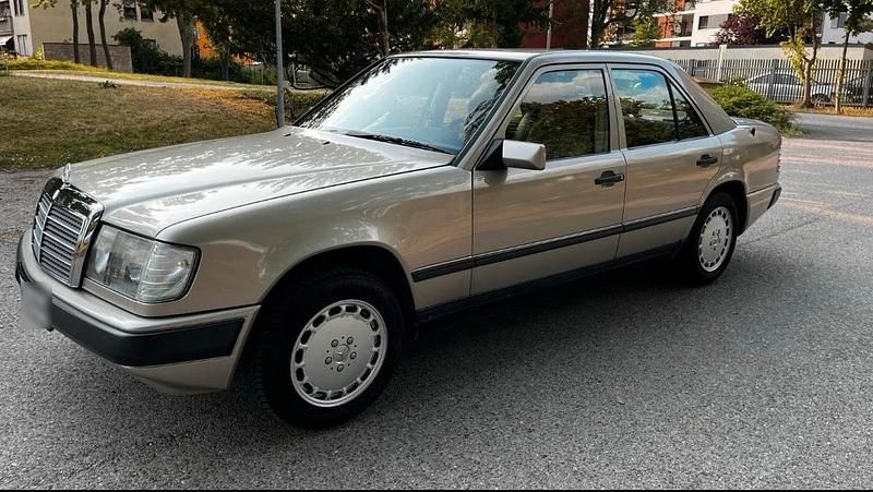 Gebraucht Mercedes E230 132 PS (97 kW) 1989 Andere farben Limousine