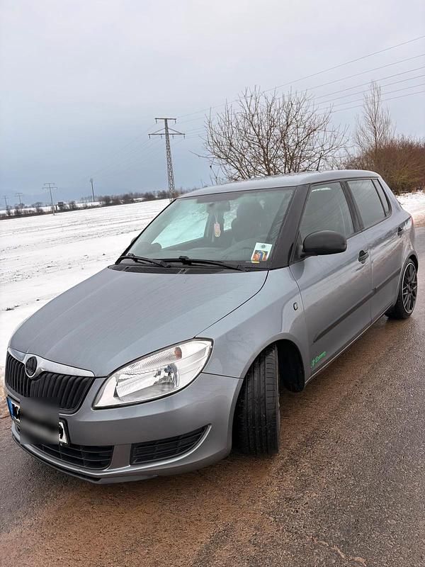 Gebraucht Skoda Fabia 70 PS (51 kW) 2012 Grau Limousine