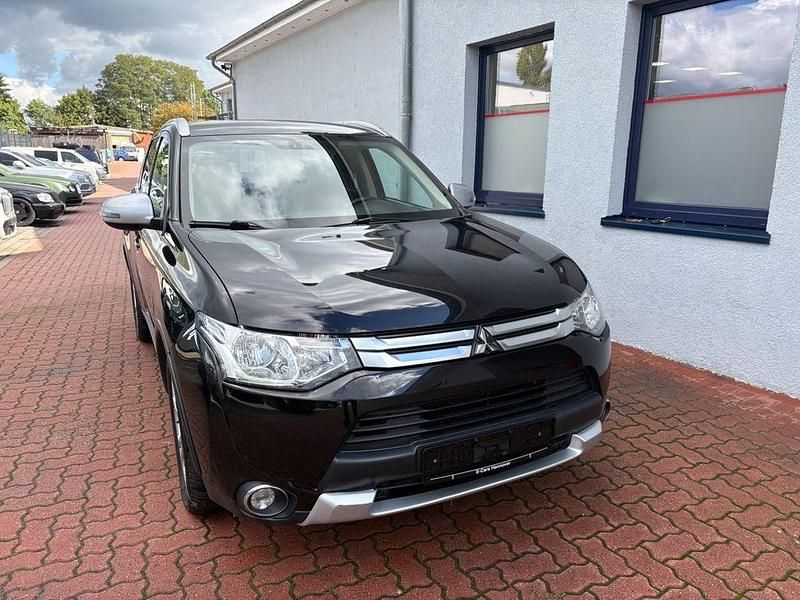 Schwarz Gebraucht 2014 Mitsubishi Outlander Diamant Edition SUV | 8.900 € (Fairer Preis) - Bild 1/4