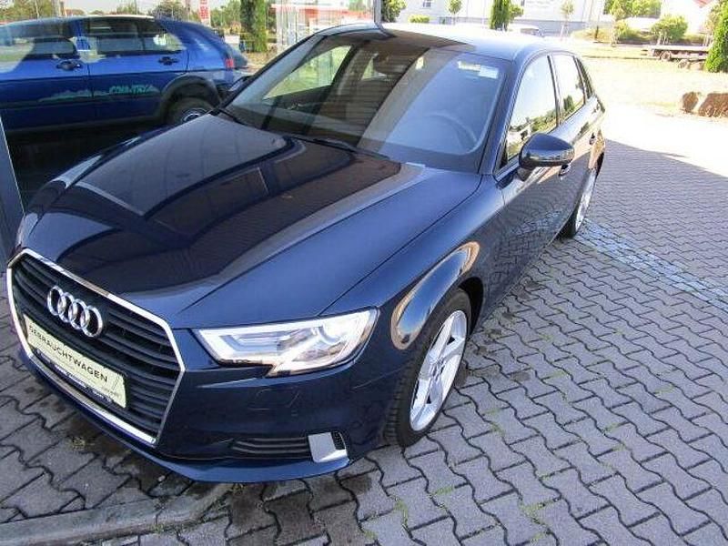 Cosmos blue, metallic (metallic) Gebraucht 2018 Audi A3 Sport Limousine | 14.950 € (Guter Preis) - Bild 1/4