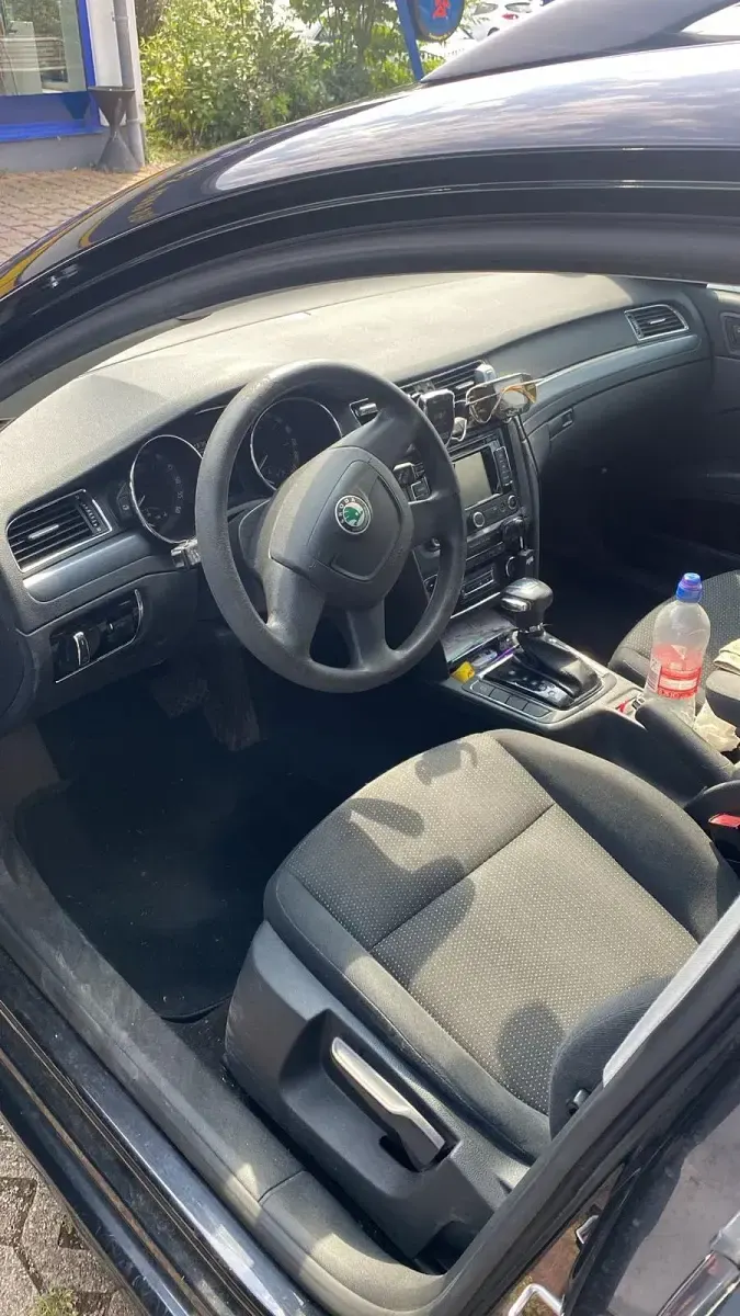 Gebraucht Skoda Superb 140 PS (102 kW) 2012 Schwarz Kombi