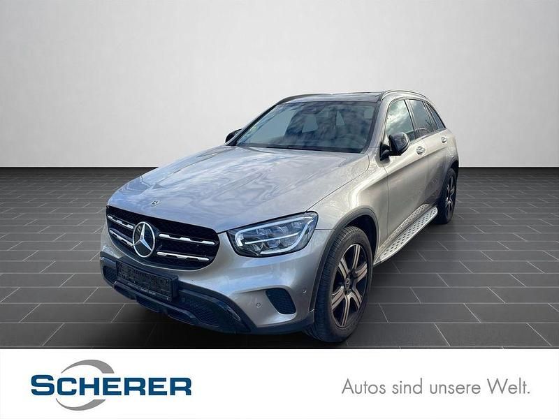Mojavesilber metalliclack (metallic) Gebraucht 2020 Mercedes GLC220 Limousine | 32.500 € (Superpreis) - Bild 1/4