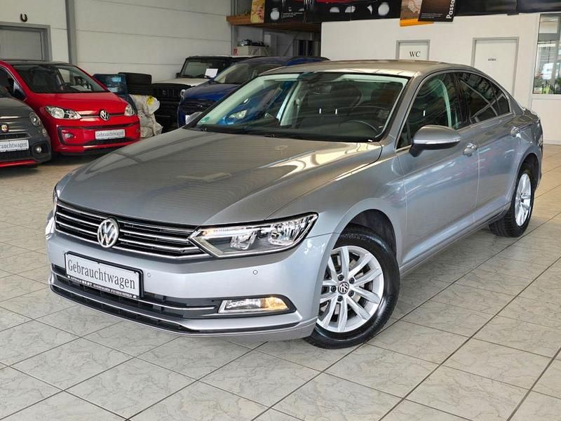 Silber Gebraucht 2018 VW Passat Comfortline Limousine | 16.300 € (Fairer Preis) - Bild 1/4