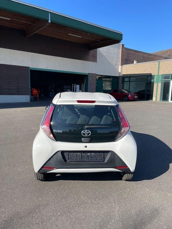 Gebraucht Toyota Aygo 69 PS (50 kW) 2017 Weiß Kleinwagen