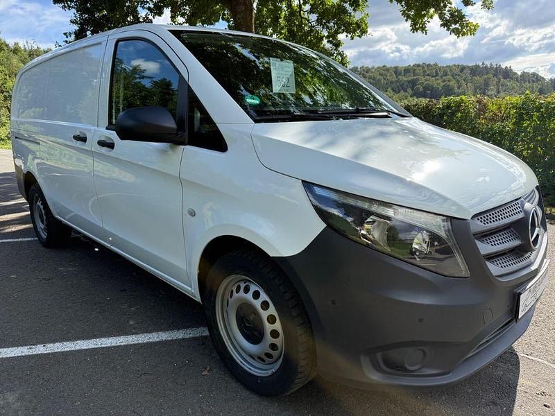 Weiß Gebraucht 2021 Mercedes Vito Van / Kleinbus | 28.995 € (Etwas zu teuer) - Bild 1/4