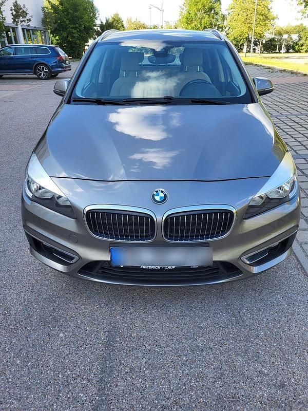 Silber Gebraucht 2015 BMW 218 Active Tourer Luxury Line Van / Kleinbus | 12.490 € (Fairer Preis) - Bild 1/4