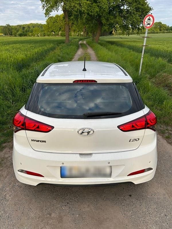 Gebraucht Hyundai i20 Trend 84 PS (61 kW) 2016 Weiß Kleinwagen