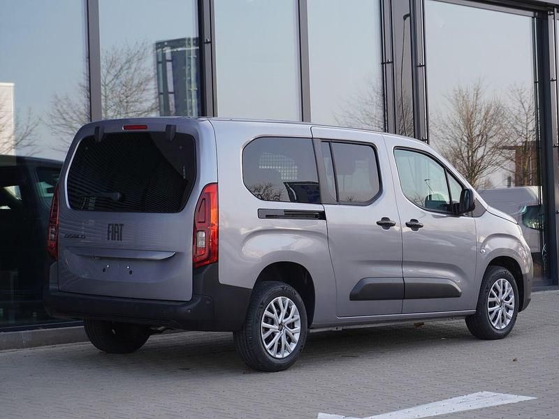 Neu Fiat Doblò 131 PS (96 kW) 2026 Silber Van / Kleinbus