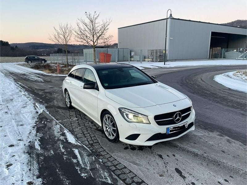 Weiß Gebraucht 2015 Mercedes CLA180 Shooting Brake Kombi | 11.890 € (Guter Preis) - Bild 1/4