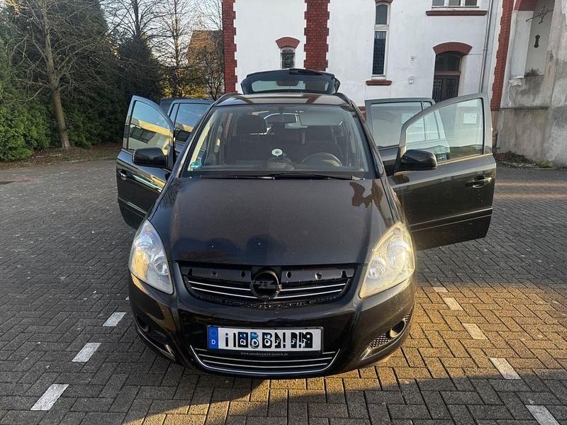 Gebraucht Opel Zafira Family 140 PS (102 kW) 2012 Schwarz Van / Kleinbus