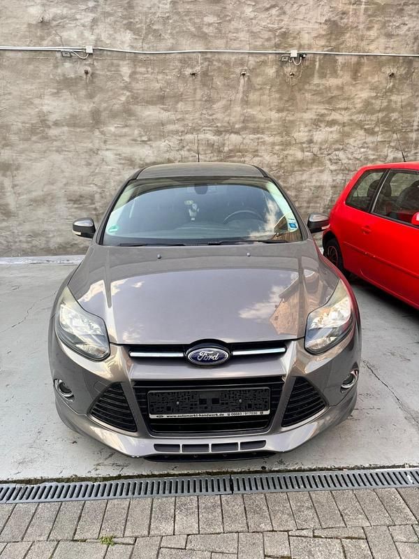 Usata Ford Focus 109 CV (80 kW) 2013 Andere farben Station wagon