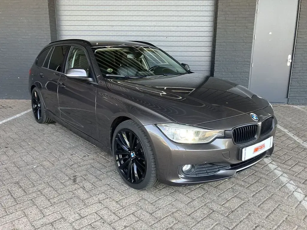 Gebraucht BMW 320 Executive 184 PS (135 kW) 2013 Braun Kombi