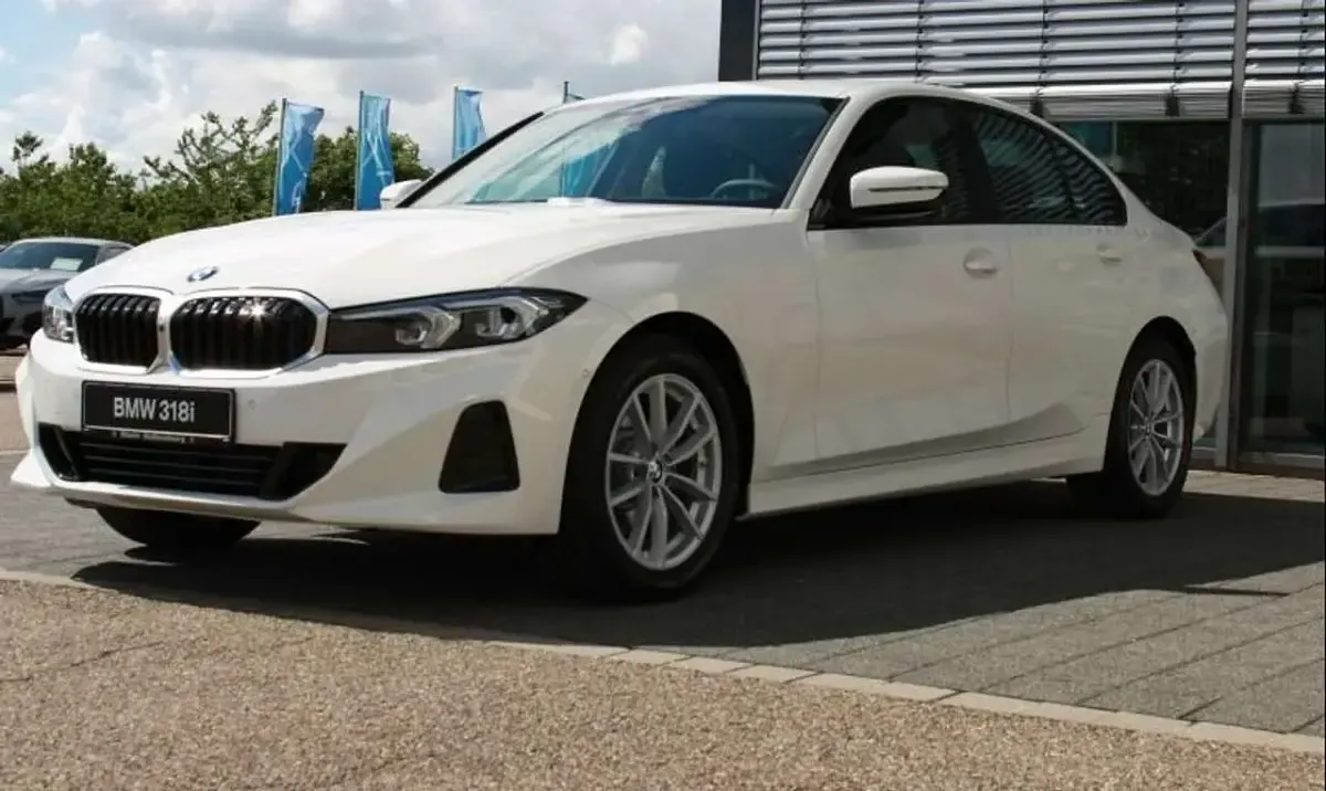 Neu BMW 318 156 PS (114 kW) 2026 Alpinweiß uni Limousine