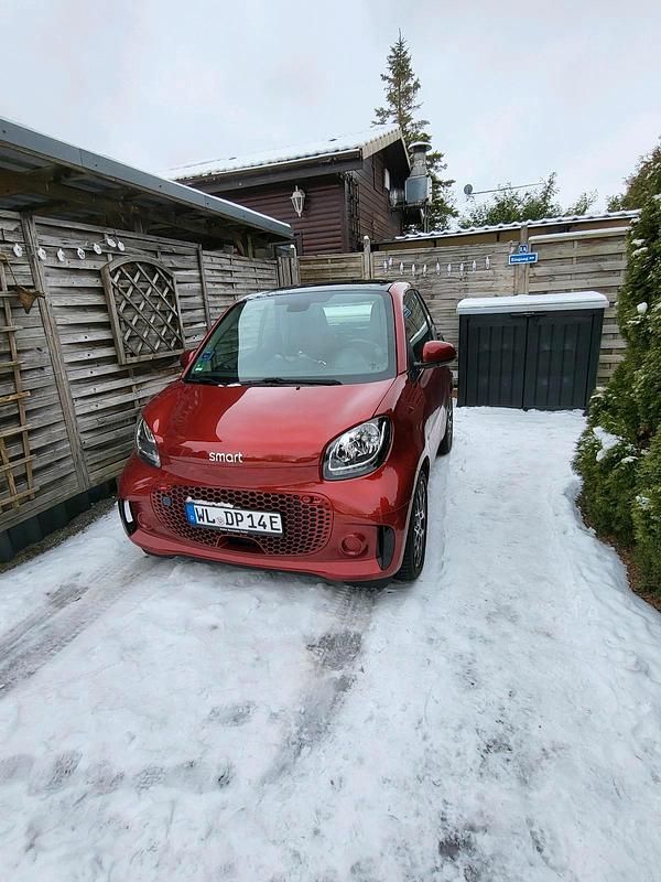 Rot Gebraucht 2021 Smart ForTwo Electric Drive Coupé | 11.800 € (Etwas zu teuer) - Bild 1/4