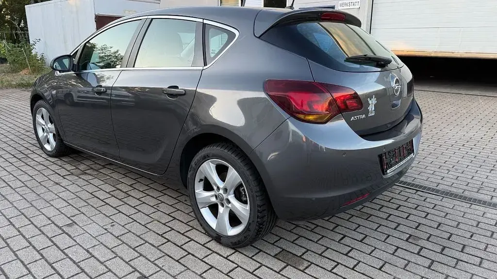 Gebraucht Opel Astra Innovation 116 PS (85 kW) 2010 Silber Limousine