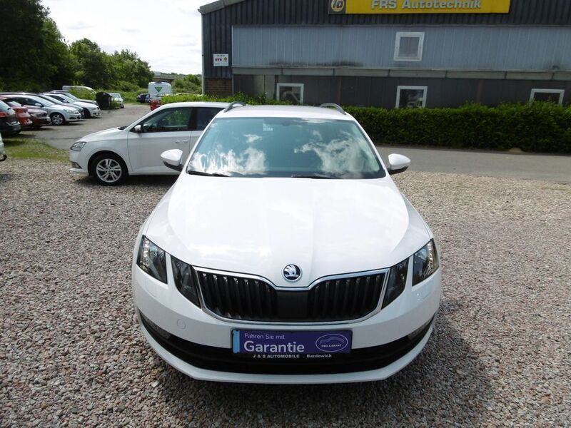Weiß Gebraucht 2018 Skoda Octavia Ambition Kombi | 16.480 € (Fairer Preis) - Bild 1/4