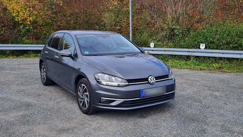 Grau Gebraucht 2017 VW Golf VII Sound Limousine | 10.500 € (Guter Preis) - Bild 1/4