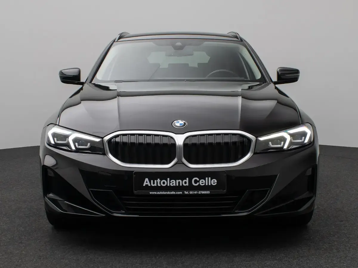 Gebraucht BMW 320 Sport Line 184 PS (135 kW) 2023 Schwarz 2668schwarz Limousine