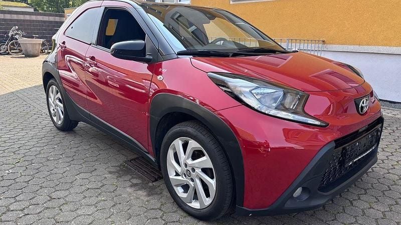 Rot Gebraucht 2022 Toyota Aygo Pulse Kleinwagen | 11.000 € - Bild 1/4
