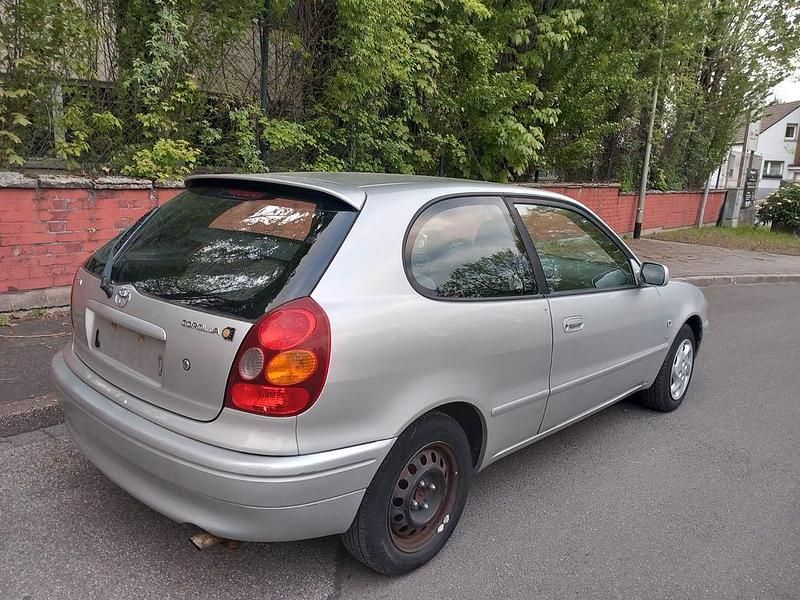 Usado Toyota Corolla 110 HP (80 kW) 2001 Prateado Sedan