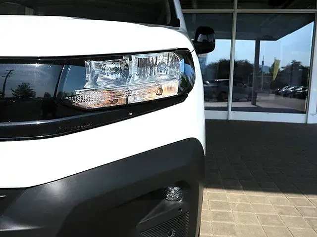 Gebraucht Opel Combo Basis 131 PS (96 kW) 2025 Weiß Van / Kleinbus
