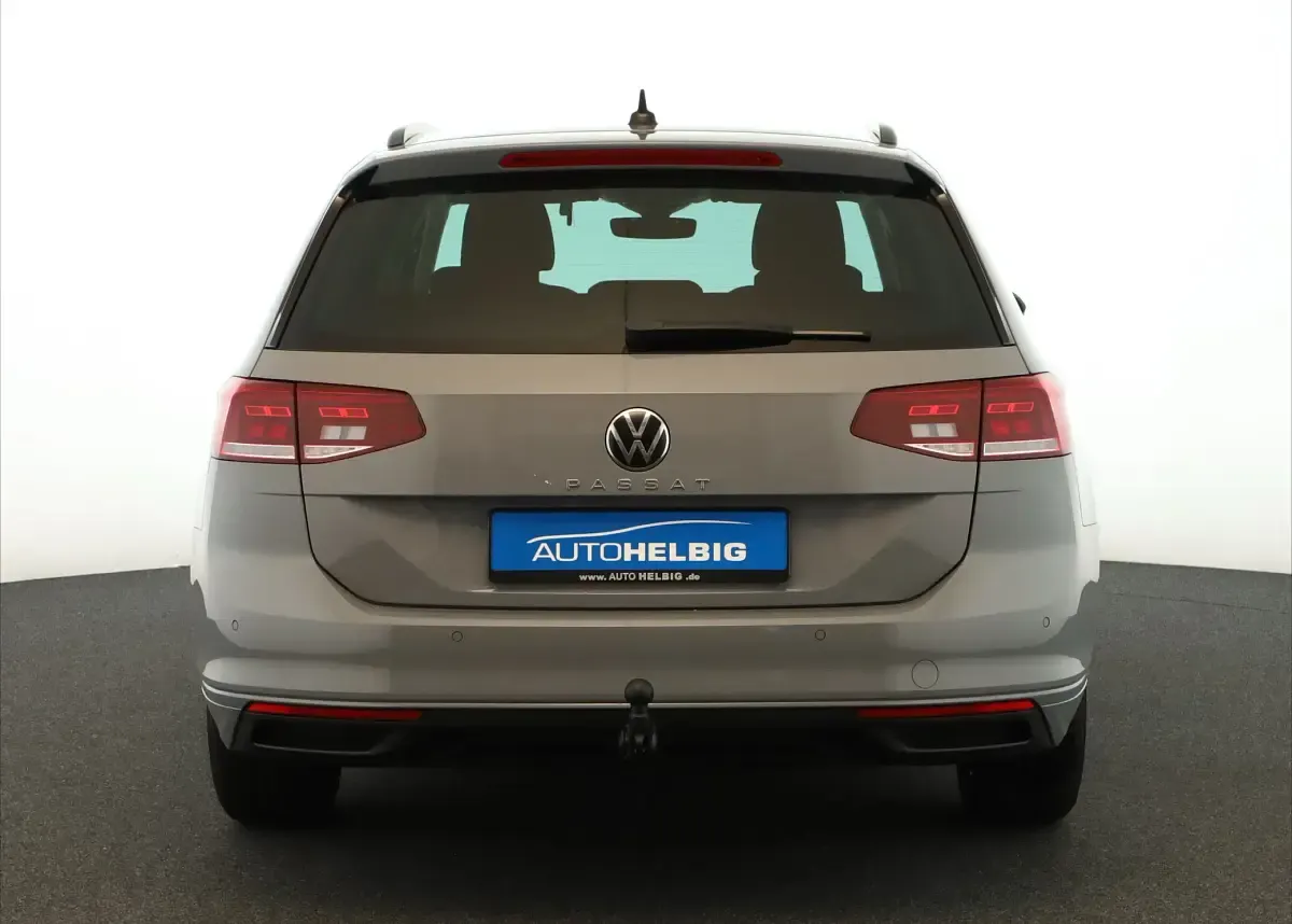 Gebraucht VW Passat 150 PS (110 kW) 2023 Mondsteingrau Kombi
