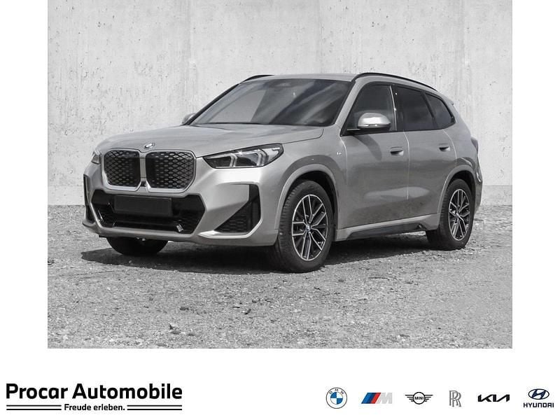 Silber Neu 2025 BMW iX1 M Sport SUV | 55.430 € (Fairer Preis) - Bild 1/4