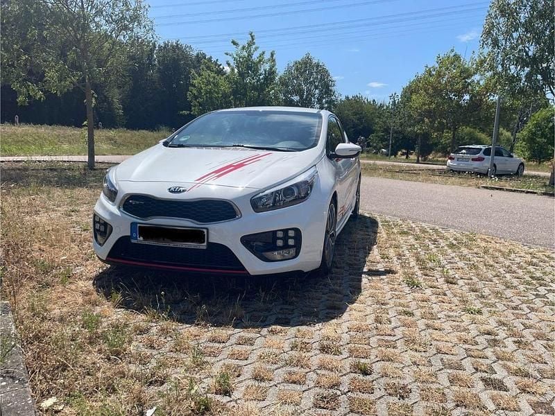 Weiß Gebraucht 2016 Kia ProCeed GT-Challenge Kleinwagen | 13.000 € (Fairer Preis) - Bild 1/4