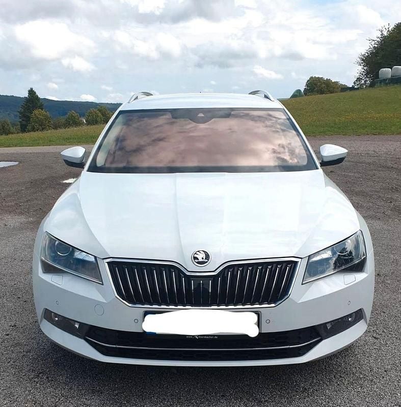 Weiß Gebraucht 2016 Skoda Superb Ambition Kombi | 11.000 € (Superpreis) - Bild 1/4