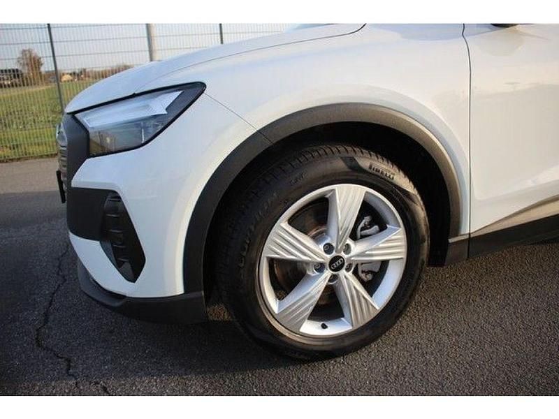 Gebraucht Audi e-tron Basis 194 kW (265 PS) 2023 Gletscherweiß metallic SUV