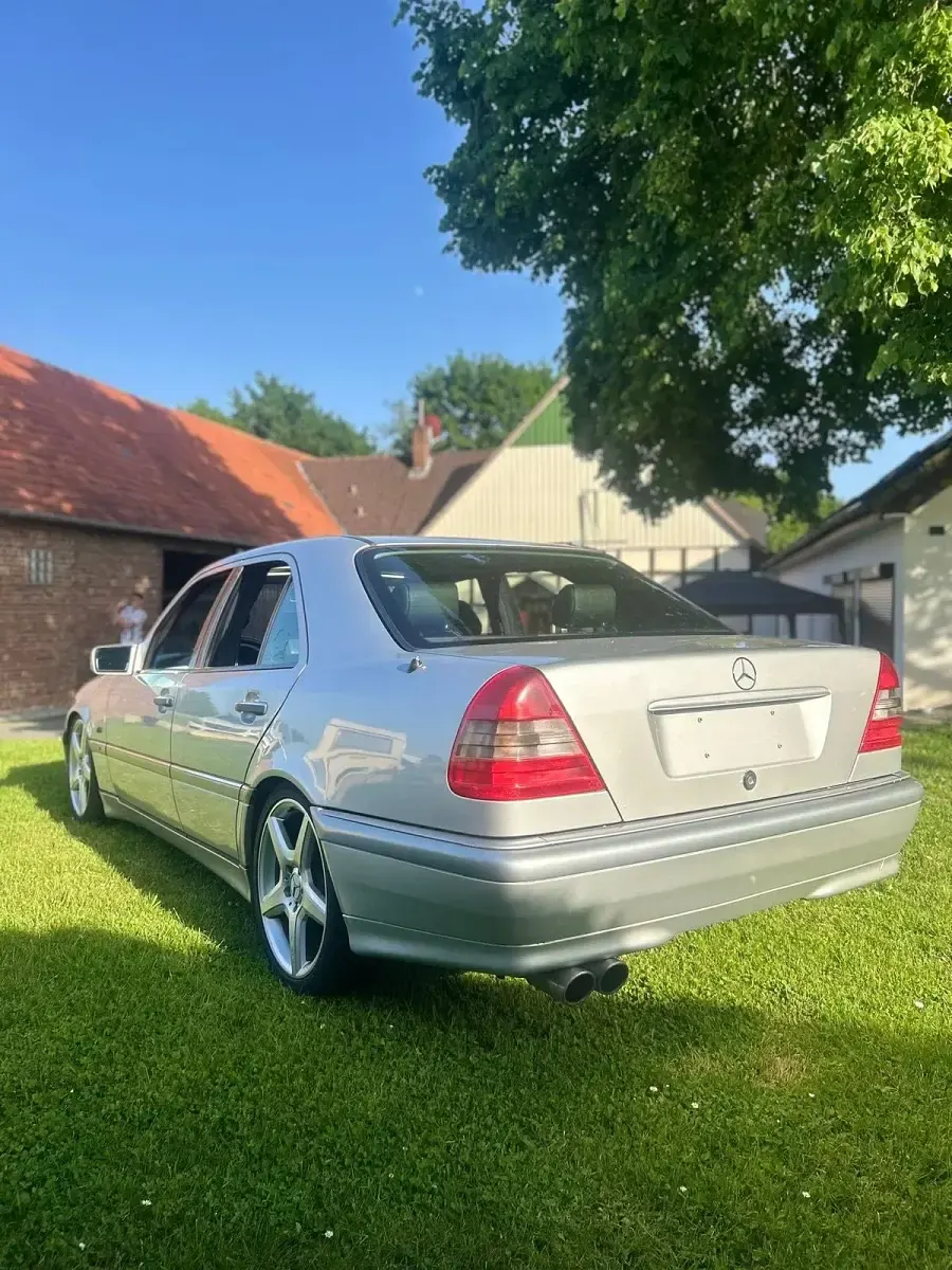 Używany Mercedes C280 196 KM (144 kW) 1996 Srebrny Sedan/Limuzyna