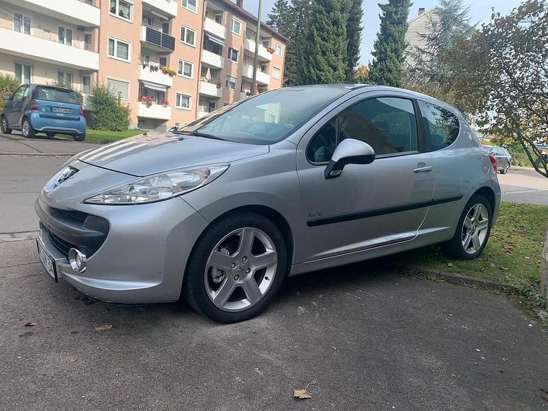 Grau Gebraucht 2009 Peugeot 207 Coupé | 2.350 € (Fairer Preis) - Bild 1/4
