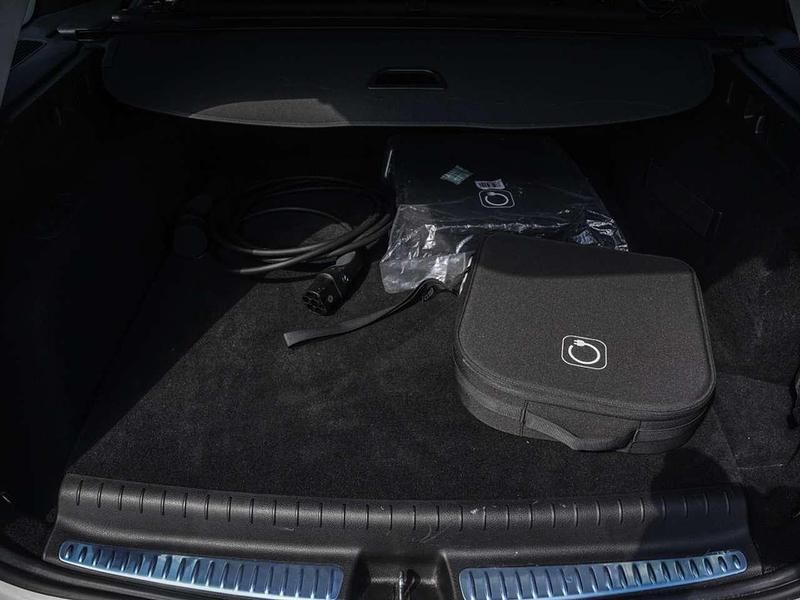 Gebraucht Mercedes C300e Avantgarde 313 PS (230 kW) 2023 Polarweiß Kombi