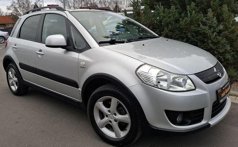 Silber Gebraucht 2007 Suzuki SX4 Club SUV | 5.850 € (Teuer) - Bild 1/4