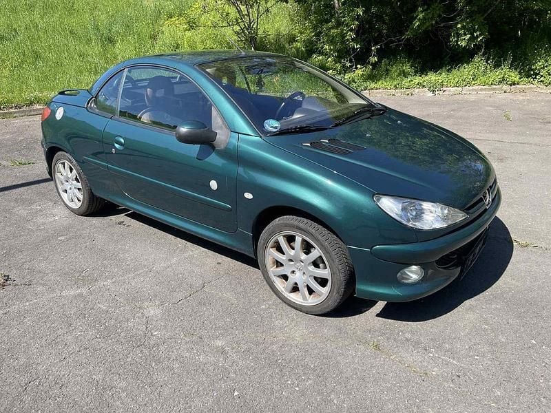 Grün Gebraucht 2004 Peugeot 206 CC Roland Garros Cabrio | 750 € - Bild 1/4