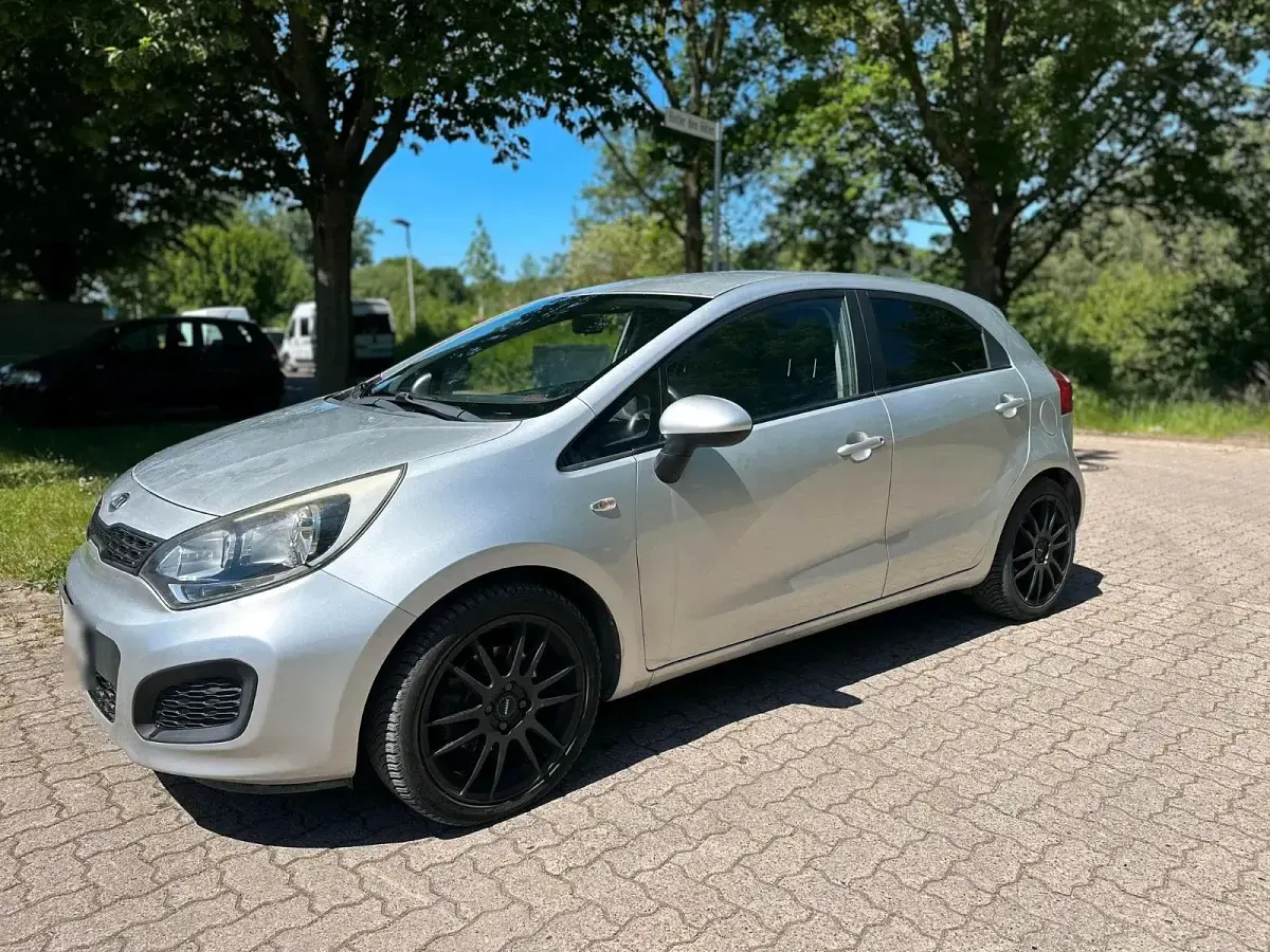 Gebraucht Kia Rio 109 PS (80 kW) 2013 Silber Kleinwagen