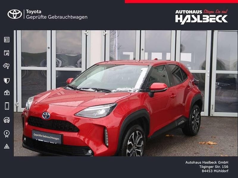 Karminrot Gebraucht 2022 Toyota Yaris Hybrid Team SUV | 22.440 € (Fairer Preis) - Bild 1/4