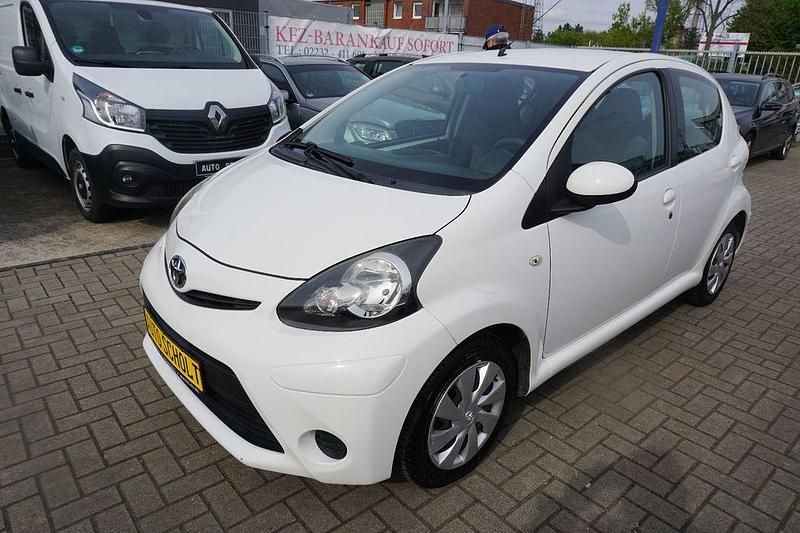 Gebraucht Toyota Aygo Cool 68 PS (50 kW) 2013 Weiß Kleinwagen