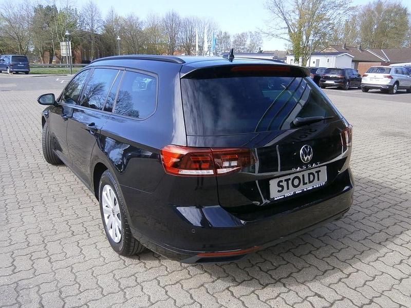 Gebraucht VW Passat Basis 150 PS (110 kW) 2023 Deep black perleffekt (schwarz), perleffekt Kombi