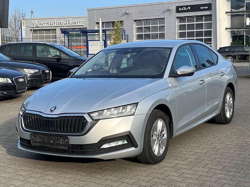Silber Gebraucht 2022 Skoda Octavia Ambition Limousine | 18.700 € (Fairer Preis) - Bild 1/4