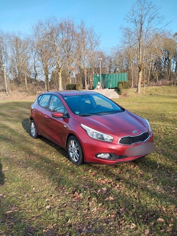 Gebraucht Kia Ceed 99 PS (72 kW) 2013 Rot Kleinwagen