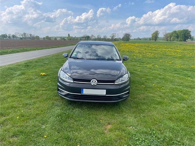 Grau Gebraucht 2019 VW Golf VII Comfortline Limousine | 16.600 € (Fairer Preis) - Bild 1/4